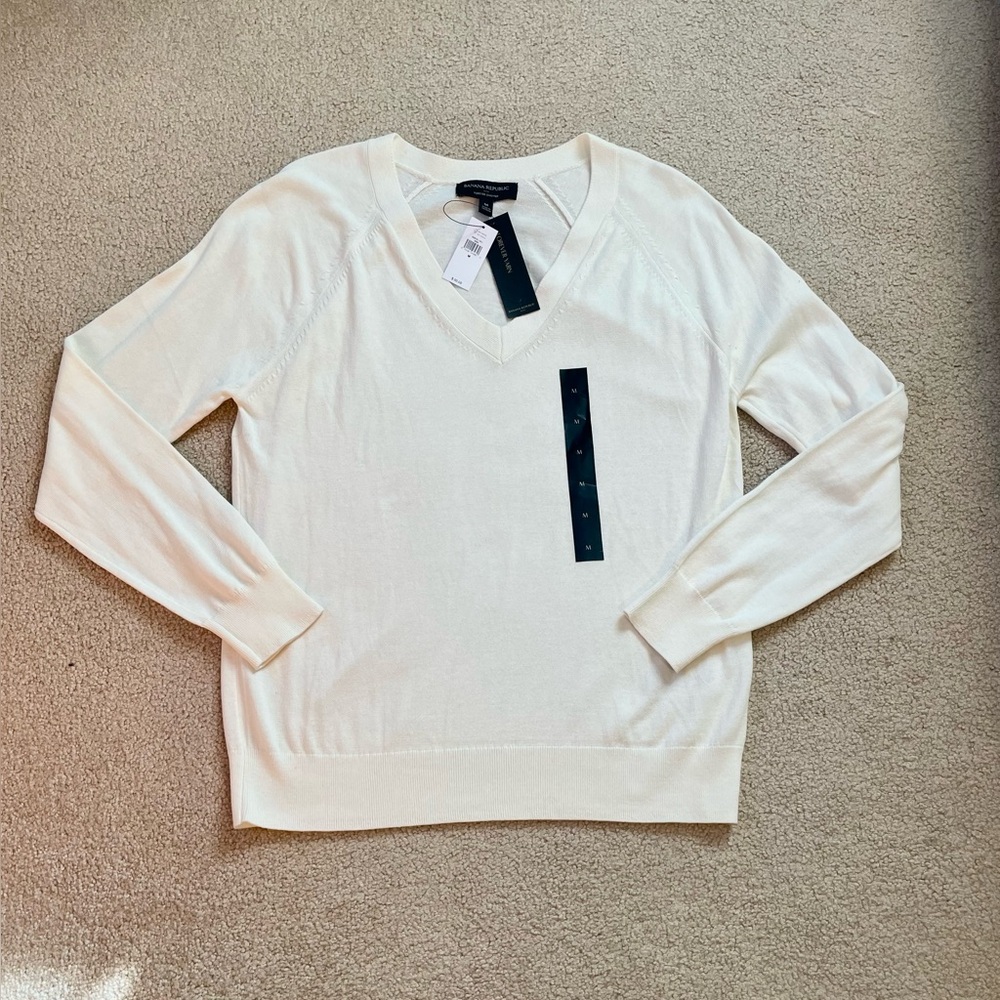 Women's NWT Cream V neck lightweight sweater from Banana Republic 
Sz Medium